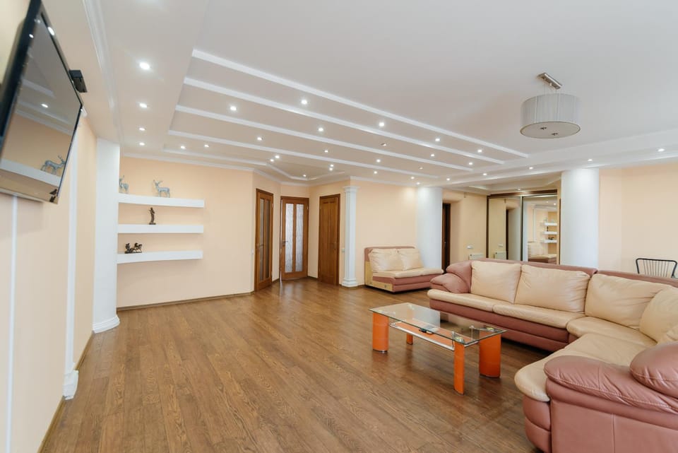 Communal lounge/ TV room, TV and multimedia, Photo of the whole room, Seating area, air conditioner