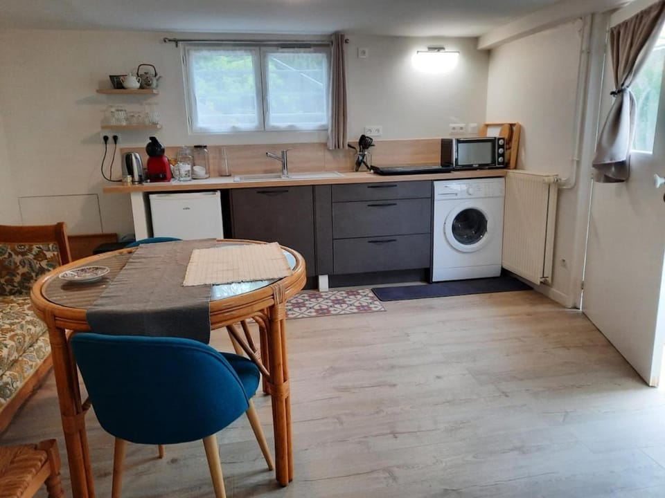 Kitchen or kitchenette, Seating area, Dining area, oven, stove, washing machine