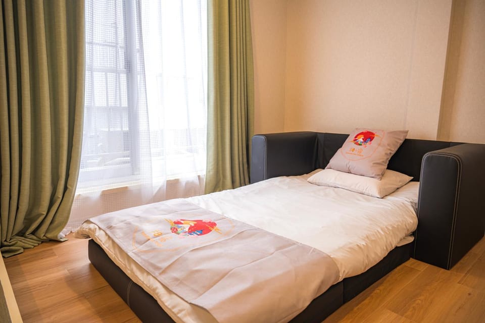 Bed, Living room, towels