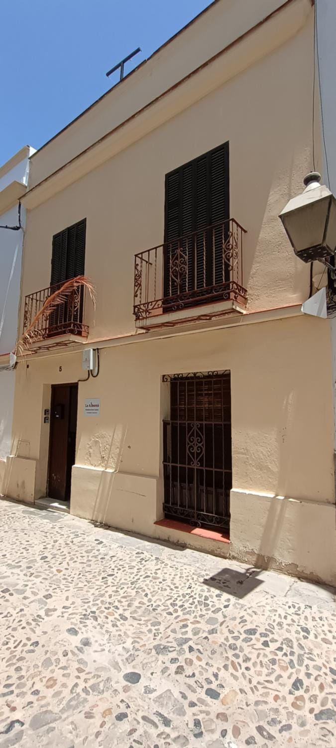 Property building, Facade/entrance, Day