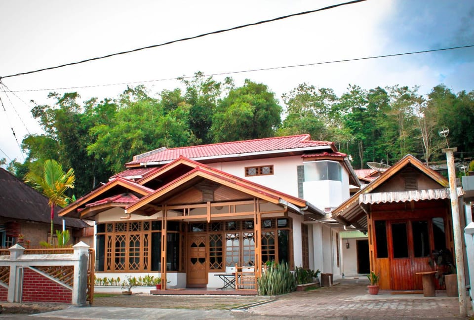 Property building, Facade/entrance, Day