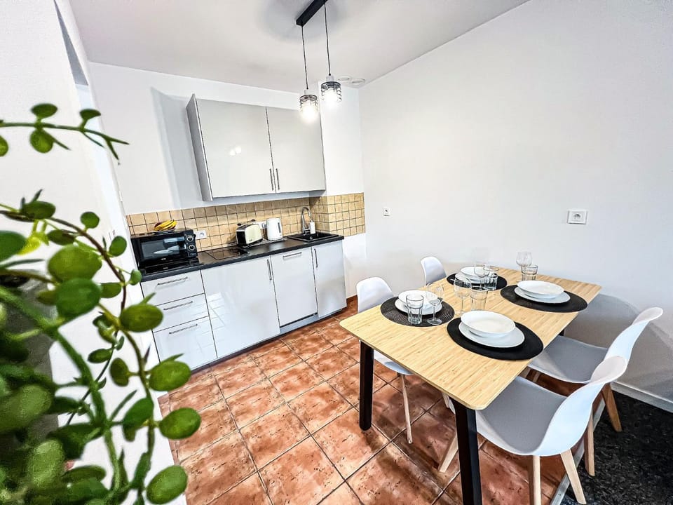Kitchen or kitchenette, Dining area