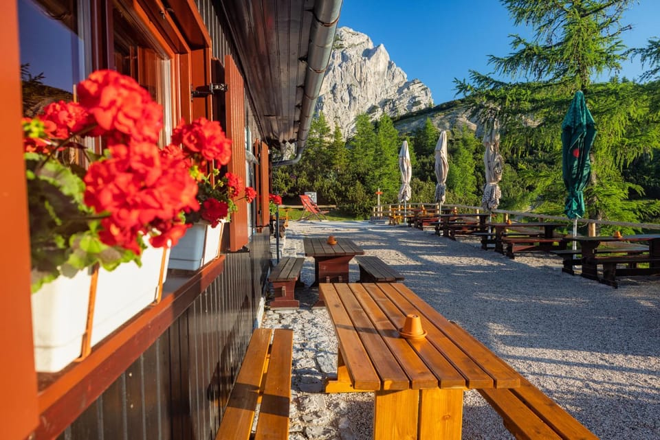 Property building, Day, Natural landscape, Garden, Mountain view