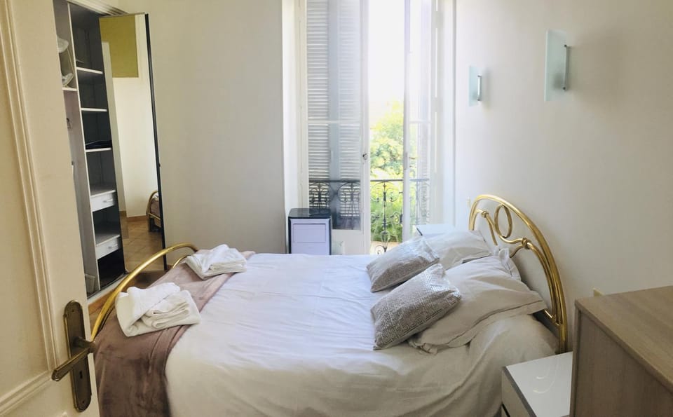 Bed, Photo of the whole room, Bedroom, air conditioner, air conditioner