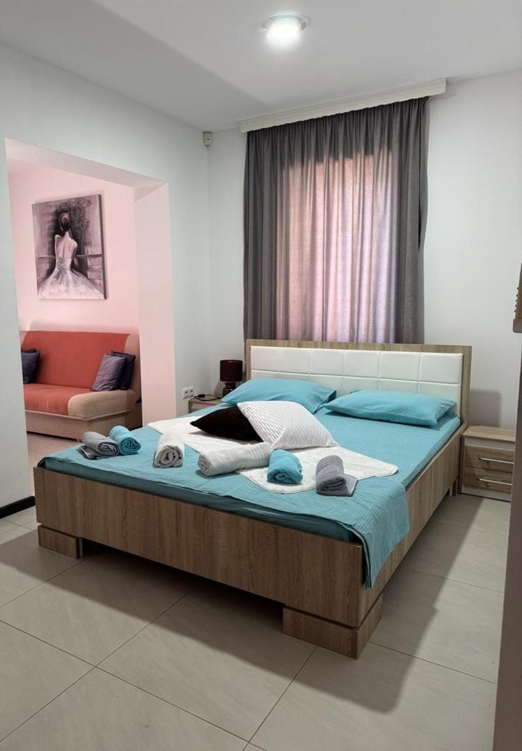 Bed, Bedroom, towels