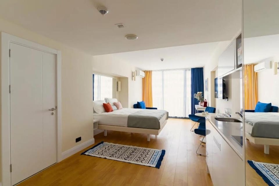 Communal lounge/ TV room, Bed, TV and multimedia, Living room, Photo of the whole room, Seating area, Evening entertainment, Bedroom, wardrobe