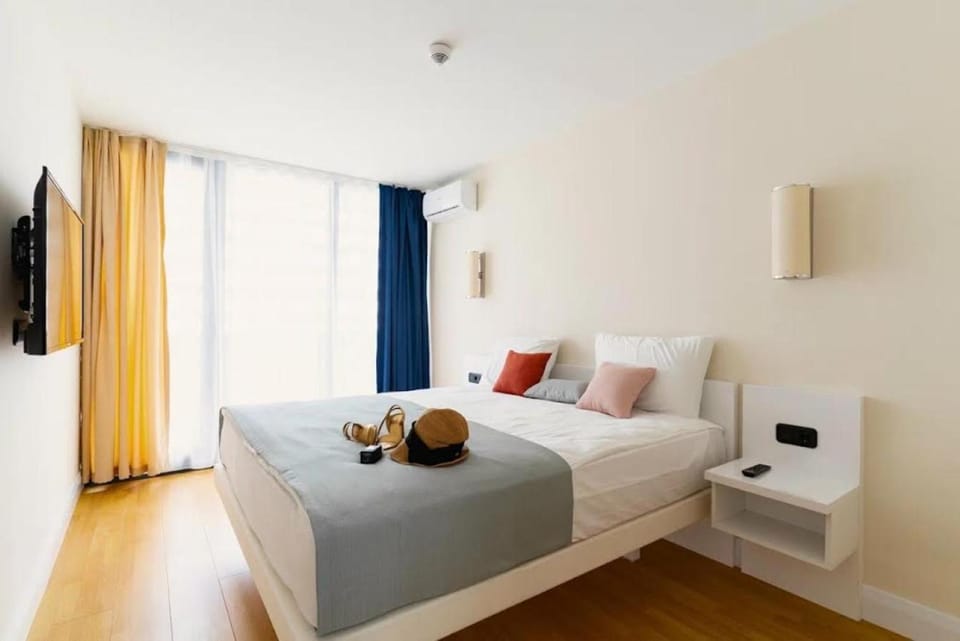 Bed, TV and multimedia, Photo of the whole room, Bedroom, towels