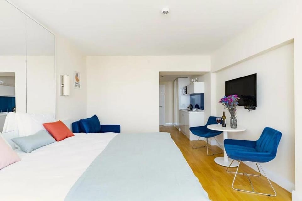 TV and multimedia, Living room, Photo of the whole room, Seating area, hair dresser