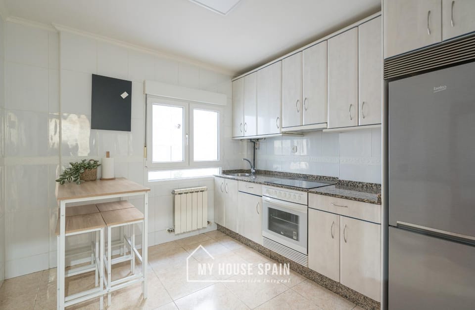 Kitchen or kitchenette, Dining area, stove