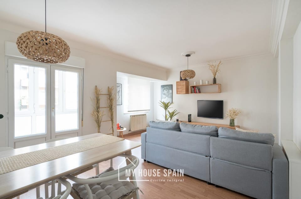 TV and multimedia, Living room, Seating area, Dining area