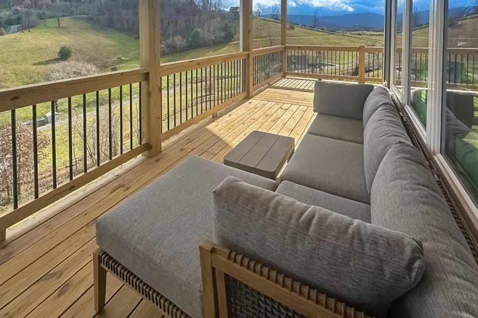 Hillside Escape House in Lake Junaluska