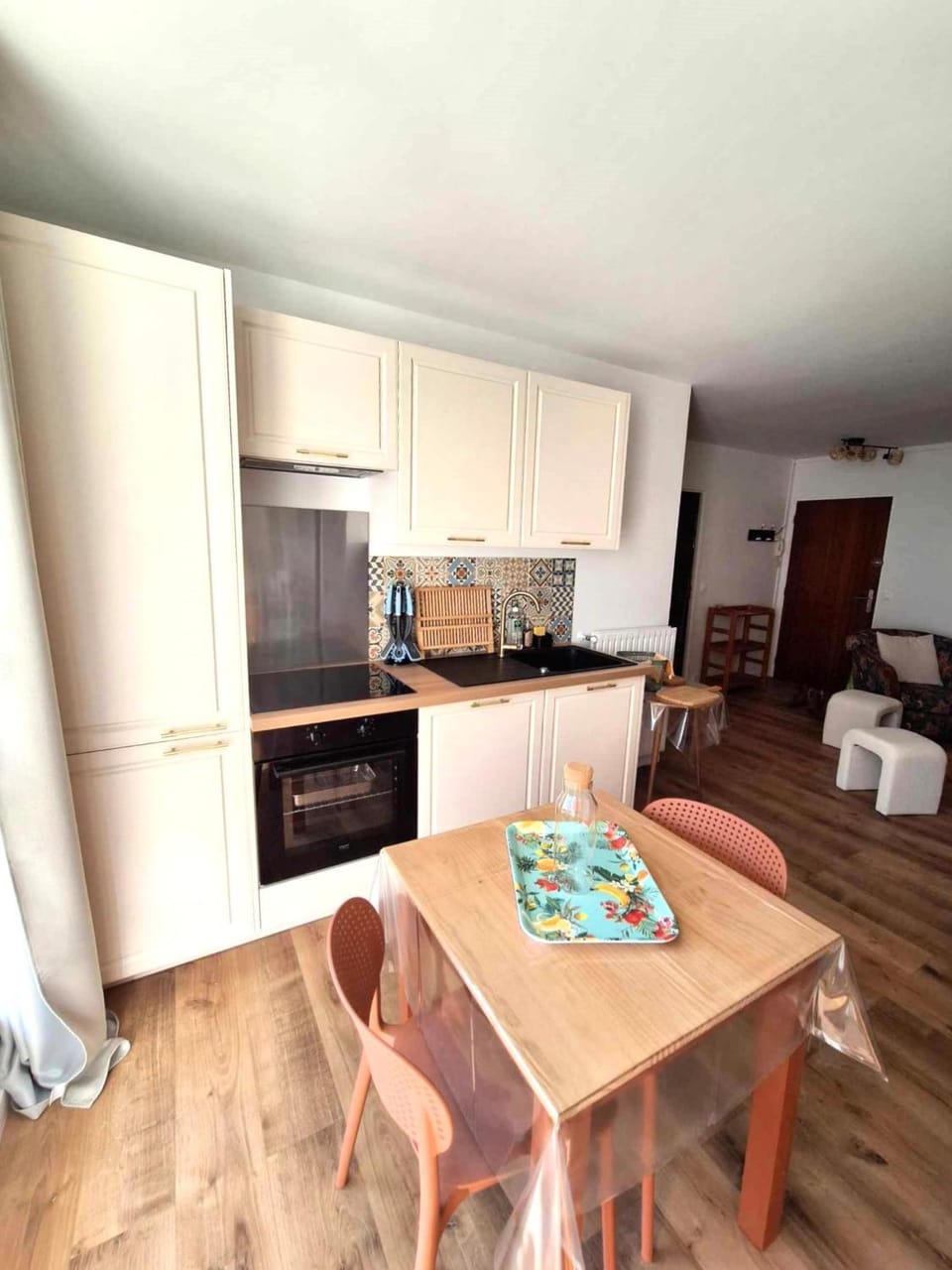 Kitchen or kitchenette, Dining area, stove