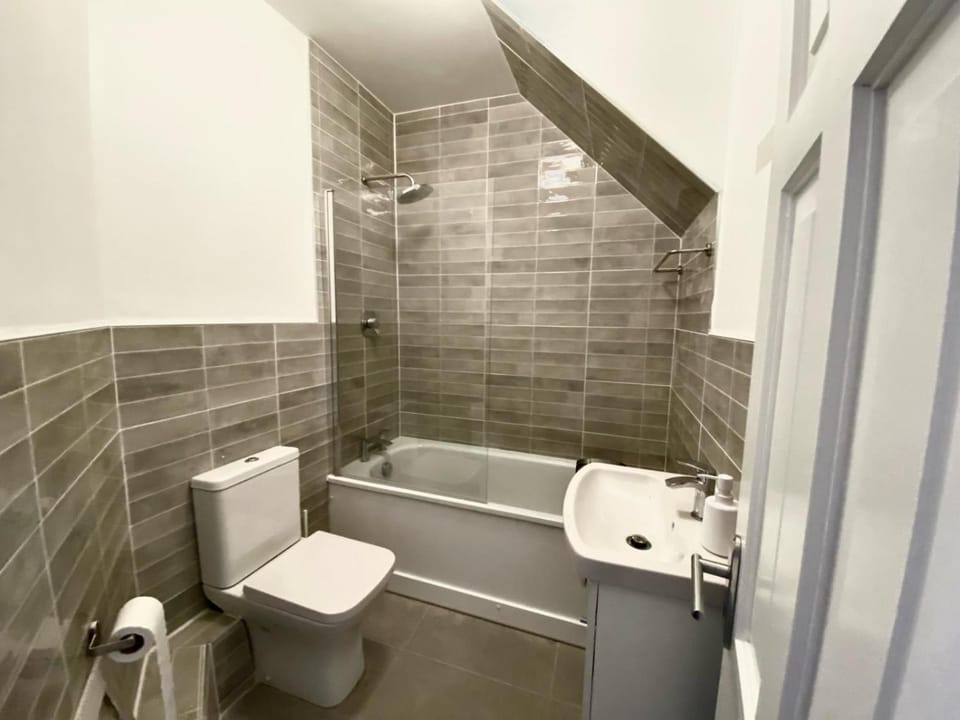 Modern and Spacious Apt6 - sleeps 6 - free parking Apartment in Galway