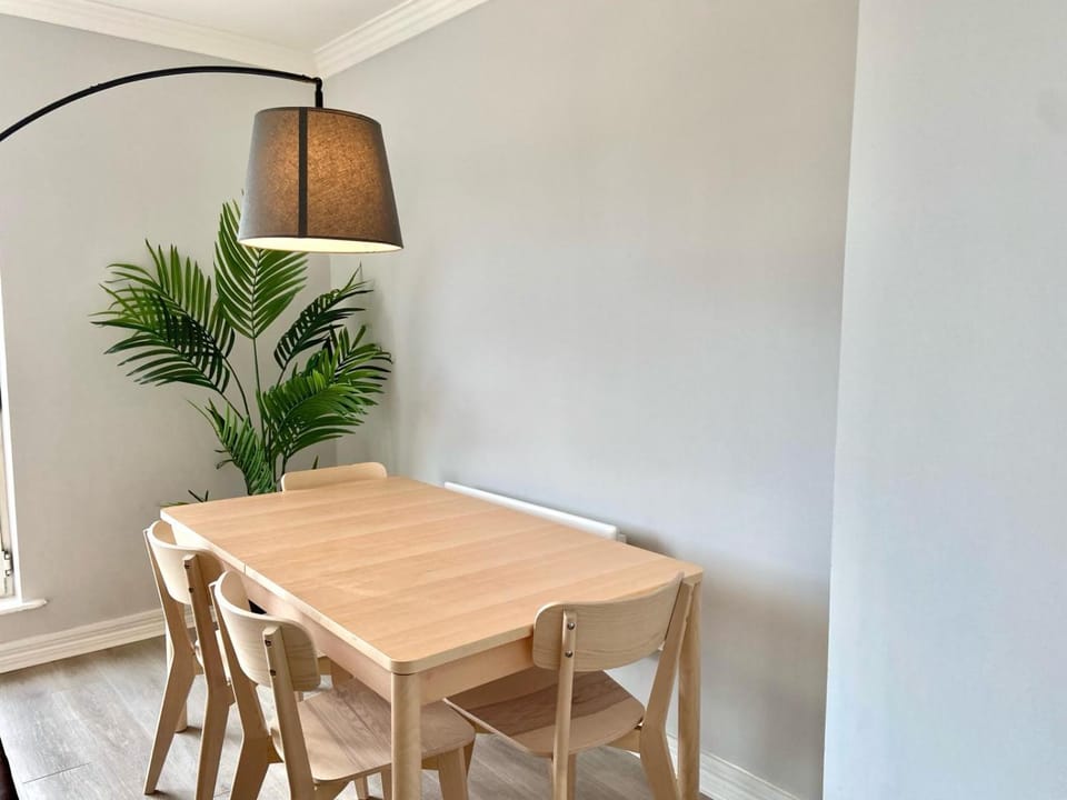 Modern and Spacious Apt6 - sleeps 6 - free parking Apartment in Galway