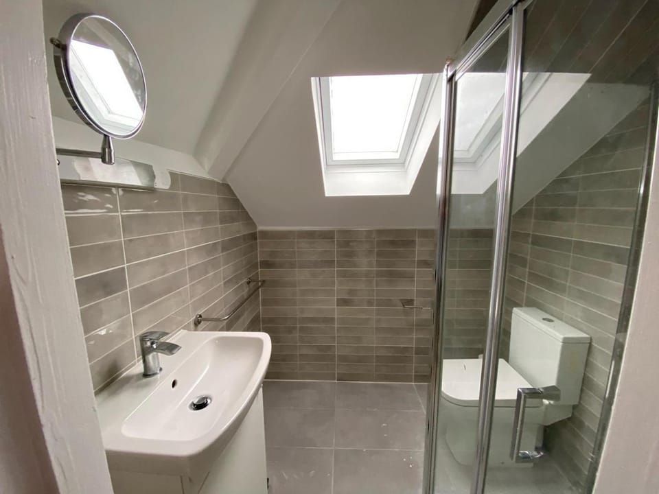 Modern and Spacious Apt6 - sleeps 6 - free parking Apartment in Galway