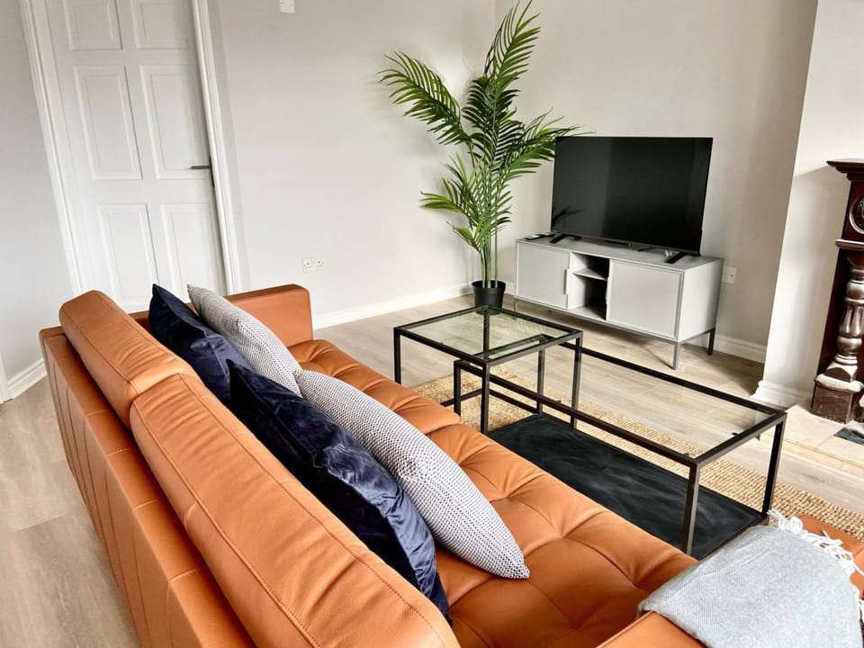 Modern and Spacious Apt6 - sleeps 6 - free parking Apartment in Galway