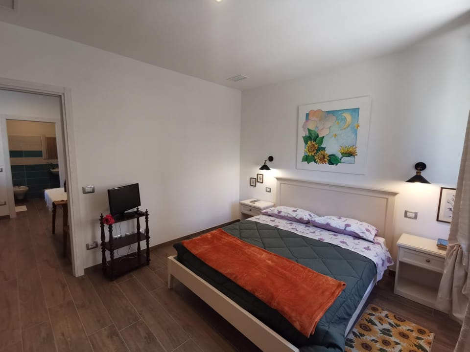 Photo of the whole room, Bedroom