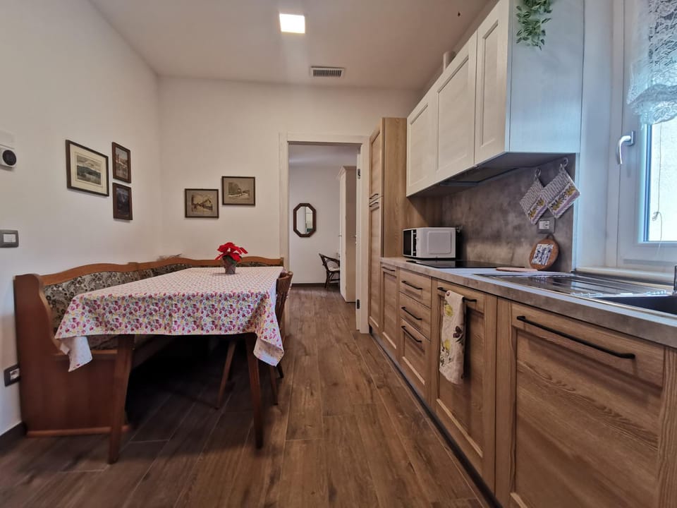 Kitchen or kitchenette, Dining area, minibar