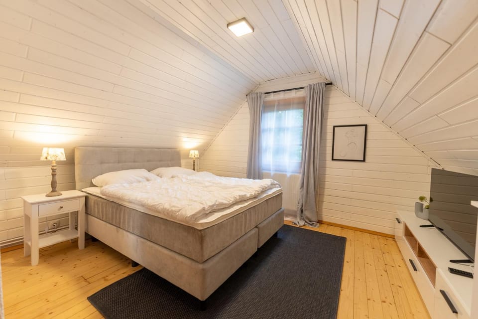 Bed, TV and multimedia, Photo of the whole room, Bedroom