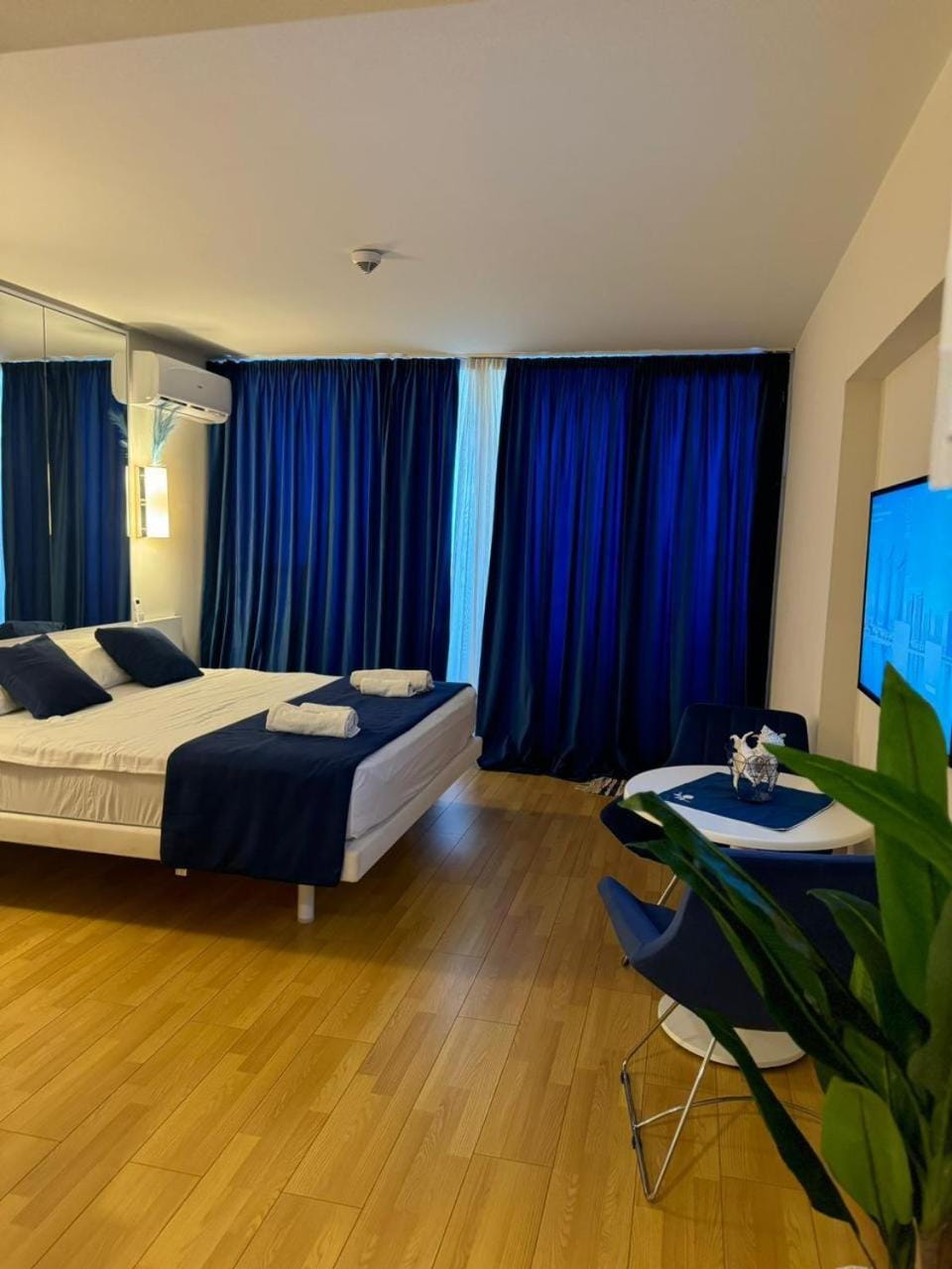 Bed, TV and multimedia, Photo of the whole room, Bedroom
