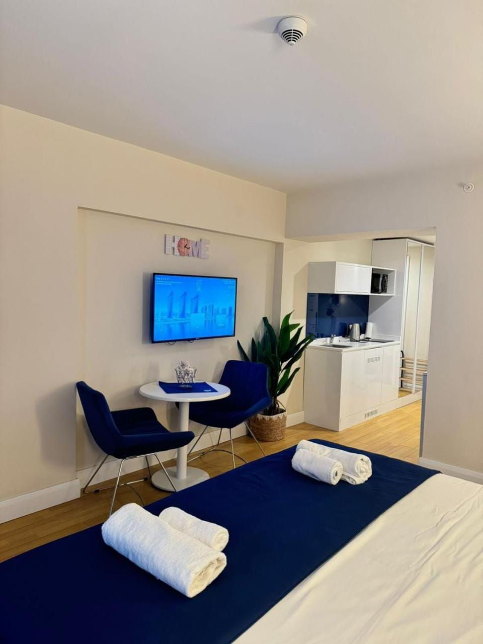 Bed, TV and multimedia, Kitchen or kitchenette, Photo of the whole room, hair dresser, towels