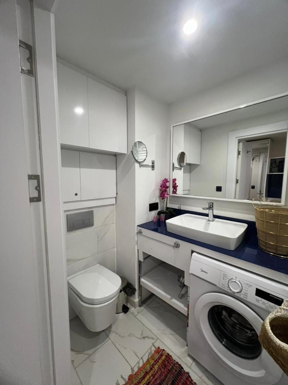 Toilet, Bathroom, Bath, towels, washing machine, dryer