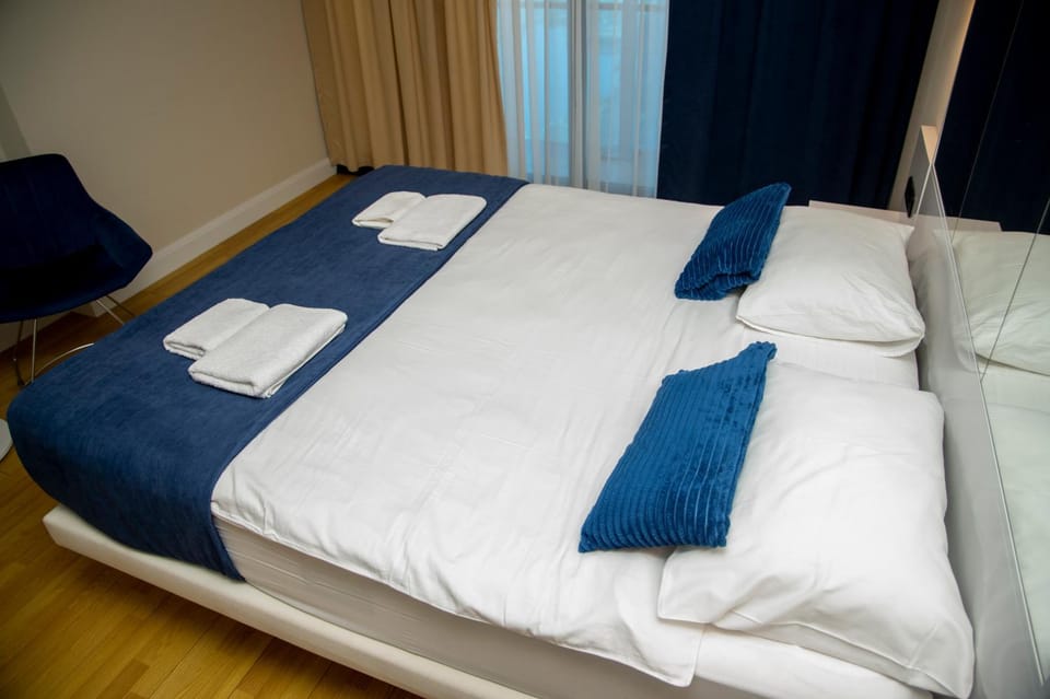 Bed, Photo of the whole room, towels