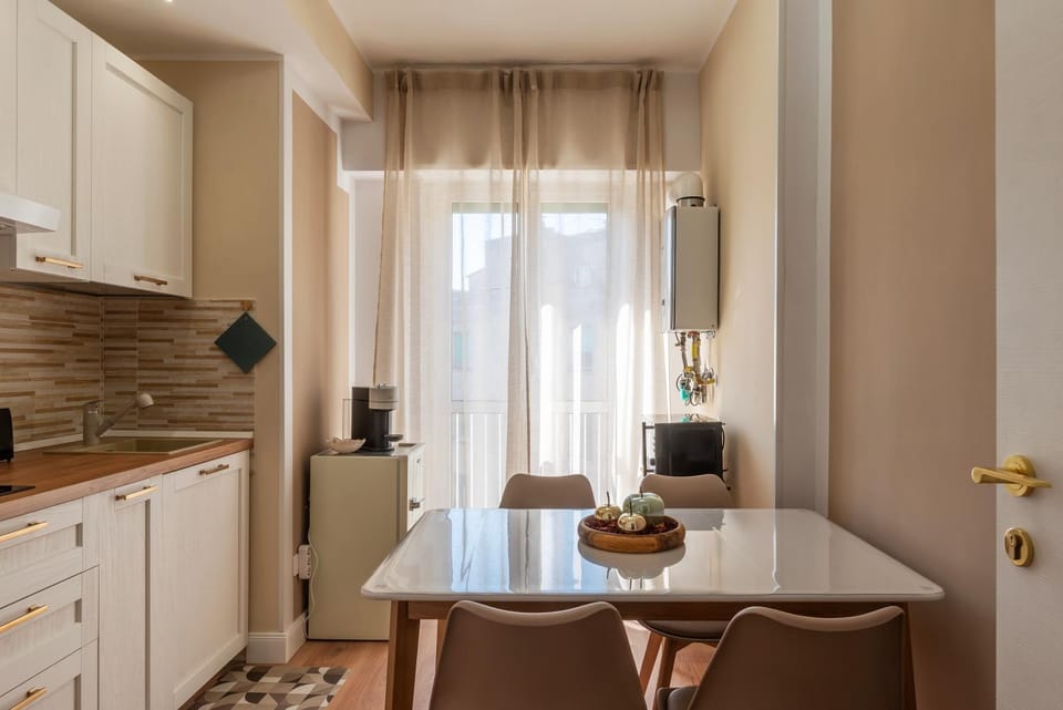 Kitchen or kitchenette, Dining area, stove