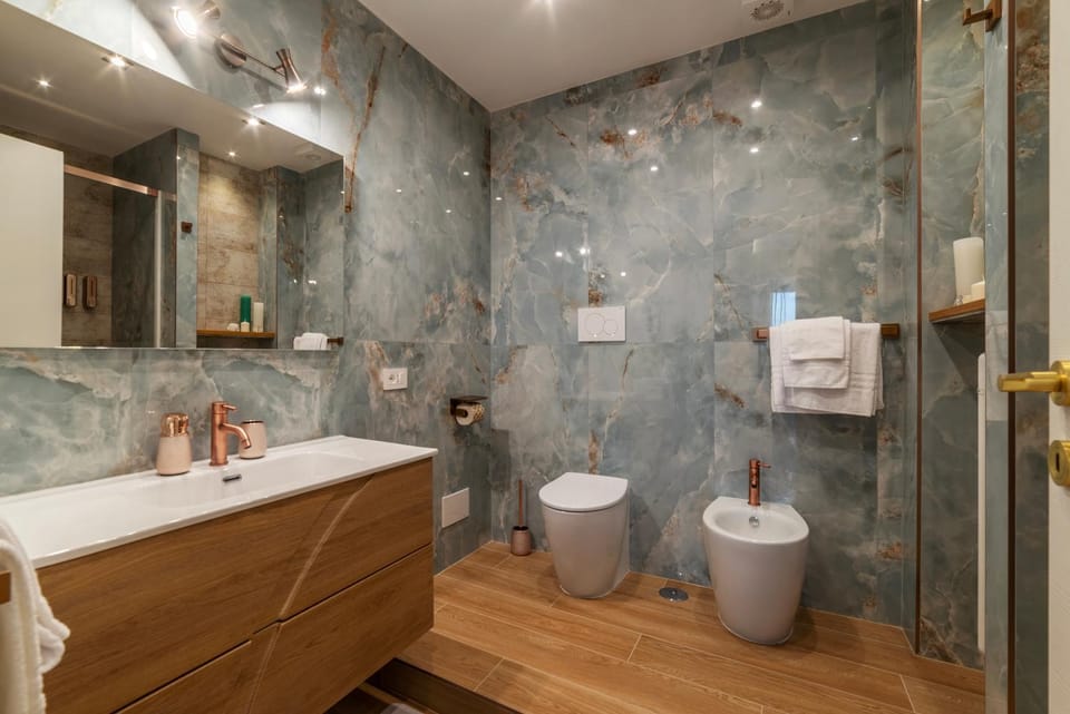 Shower, Toilet, Bathroom, towels