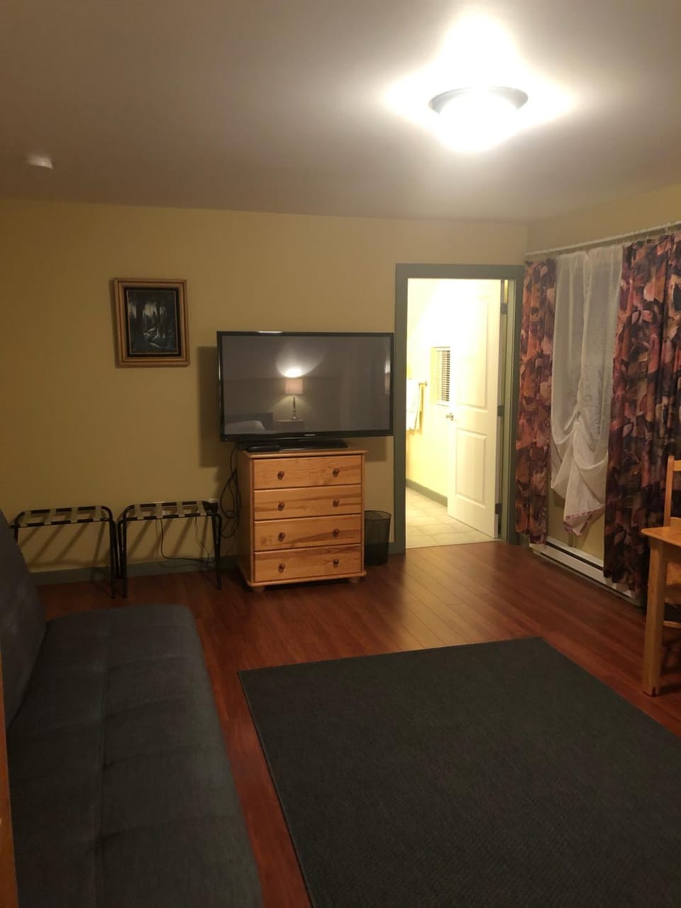 Crowsnest Vineyards Guesthouse Bed and Breakfast in British Columbia
