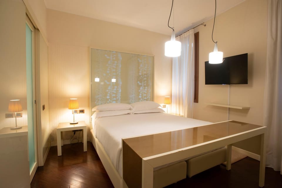 Bed, TV and multimedia, Photo of the whole room, Bedroom