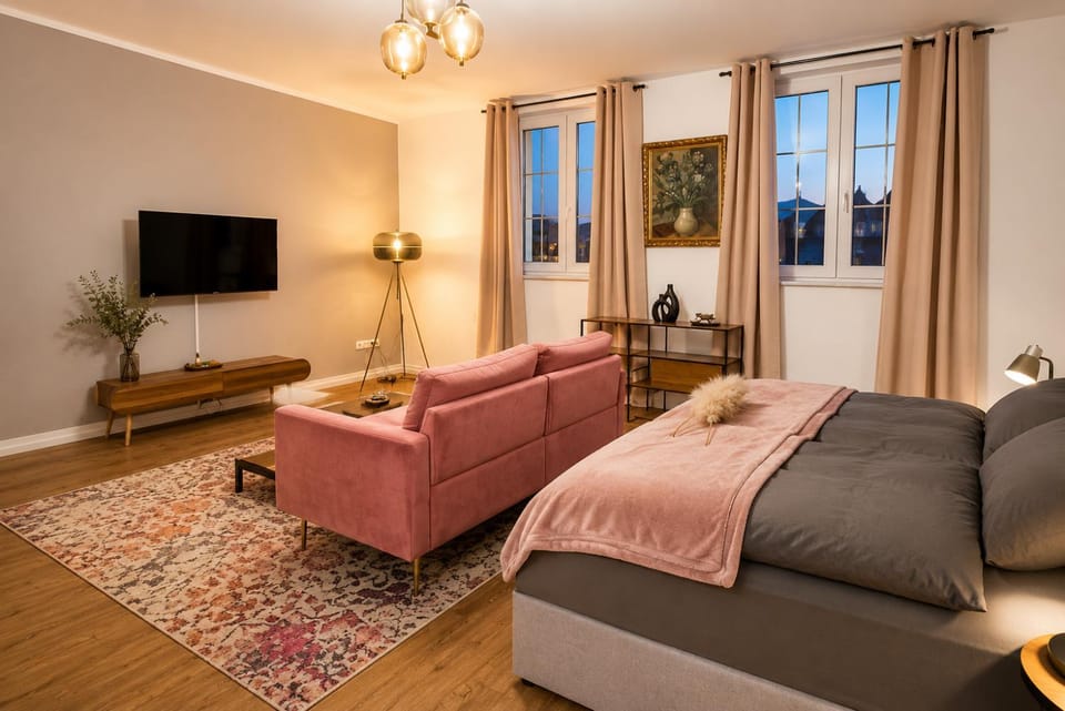 Bed, TV and multimedia, Living room, Photo of the whole room, Seating area, Evening entertainment, Bedroom