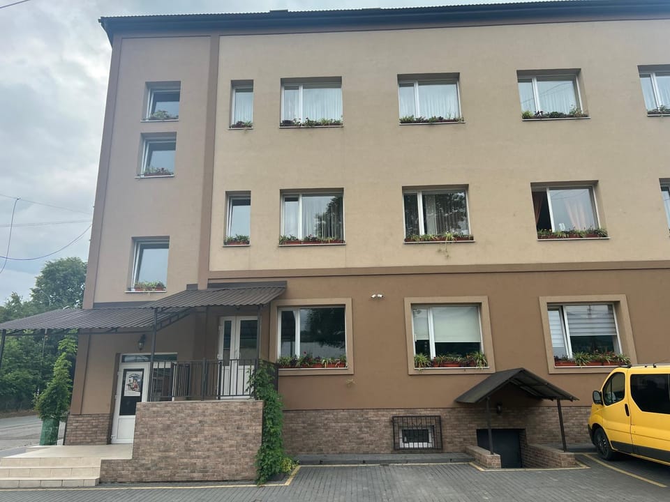 Property building, Facade/entrance, Day, Street view, Location, Parking