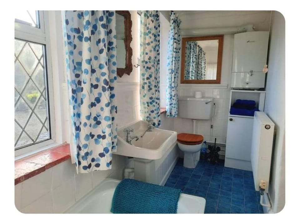 Double Ensuite with Bath, Sofa, Desk, Wardrobe Apartment in Stroud District