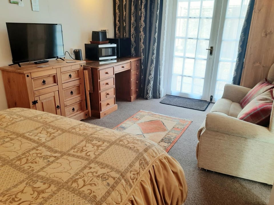 Double Ensuite with Bath, Sofa, Desk, Wardrobe Apartment in Stroud District