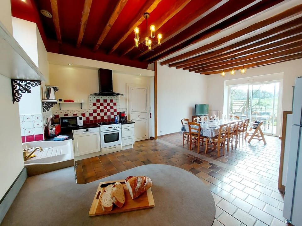Kitchen or kitchenette, Dining area, dishwasher, oven, toaster