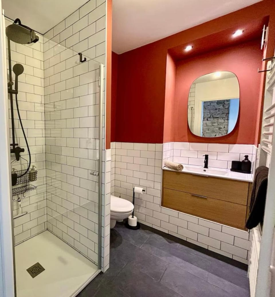 Shower, Toilet
