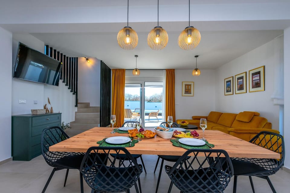 Living room, Seating area, Dining area