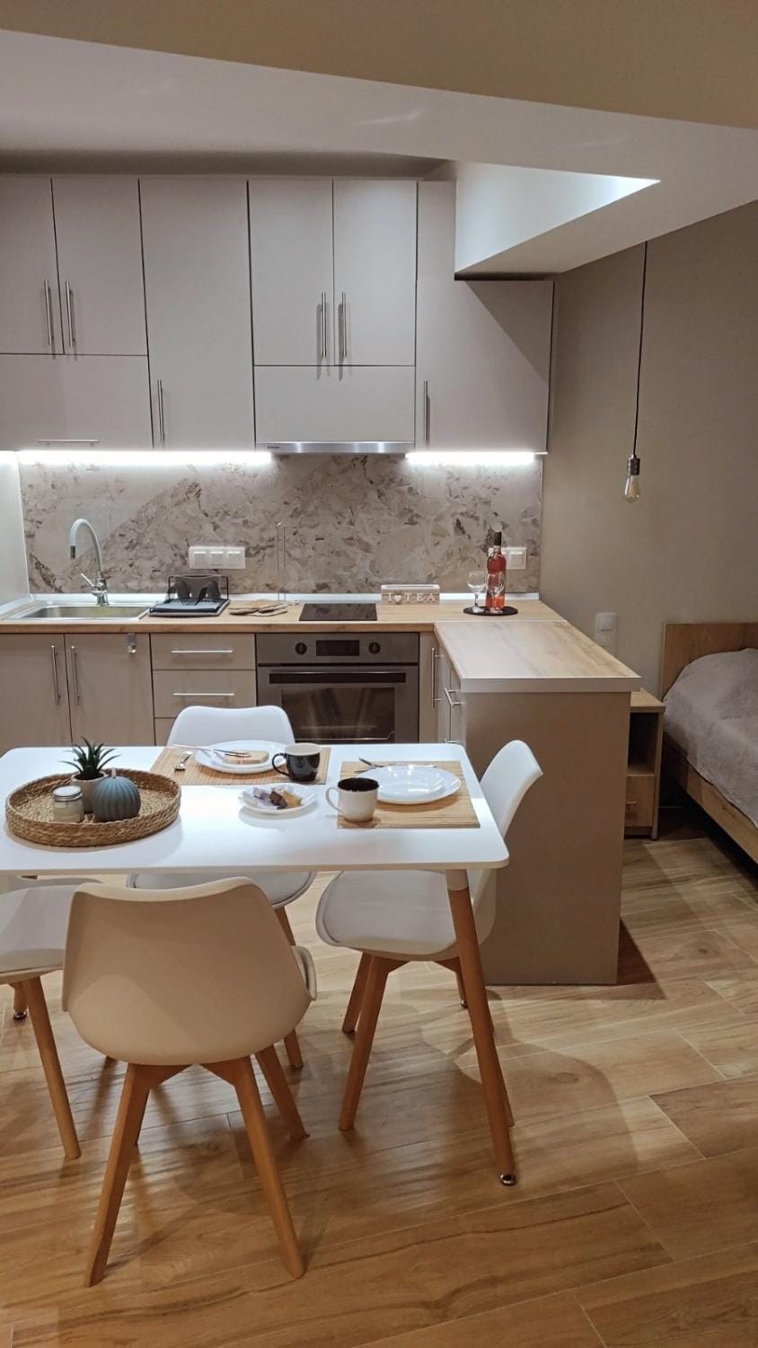 Kitchen or kitchenette, Dining area, stove