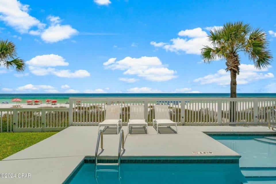 View (from property/room), Balcony/Terrace, Beach, Pool view, Sea view, Swimming pool, sunbed