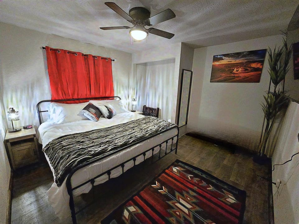 3Bd, King, Brkfst, Large TVs, WD, Sleeps 11, BBQ House in Page