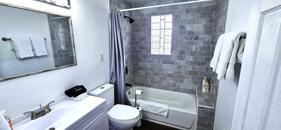 3Bd, King, Brkfst, Large TVs, WD, Sleeps 11, BBQ House in Page
