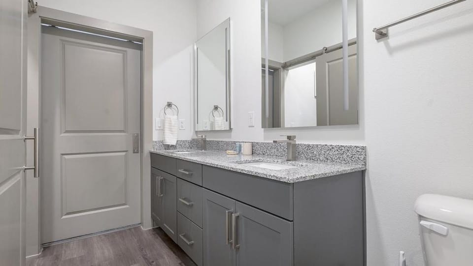 Landing at The Henry Luxury Apartments - 1 Bedroom in Sanford Apartment in Sanford