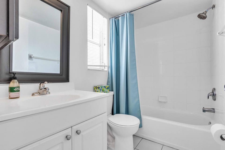 2Bed 2Bath walking distance to beach with full kitchen Apartment in Lido Key
