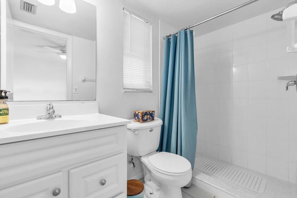 2Bed 2Bath walking distance to beach with full kitchen Apartment in Lido Key