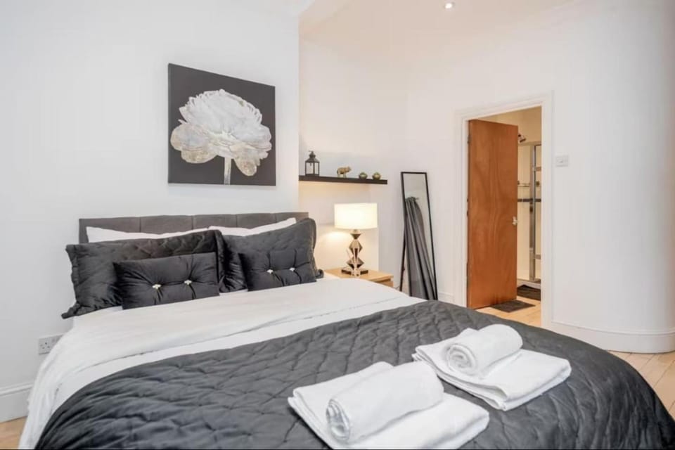 Bed, Photo of the whole room, Bedroom, towels