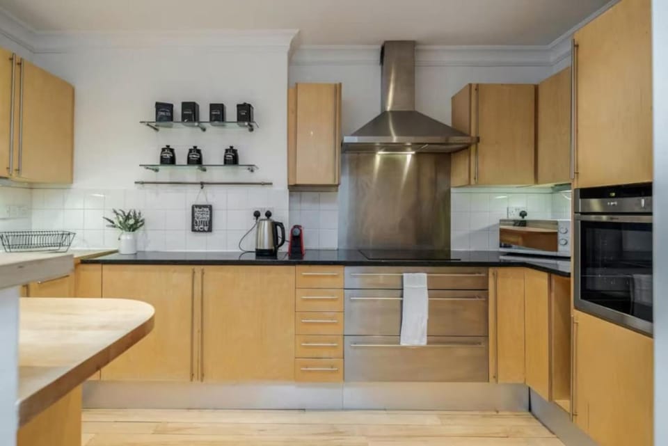 Kitchen or kitchenette, dishwasher, stove
