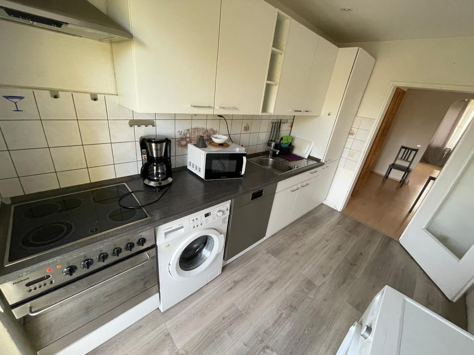 Coffee/tea facilities, Kitchen or kitchenette, dishwasher, oven, stove, toaster, washing machine, dryer
