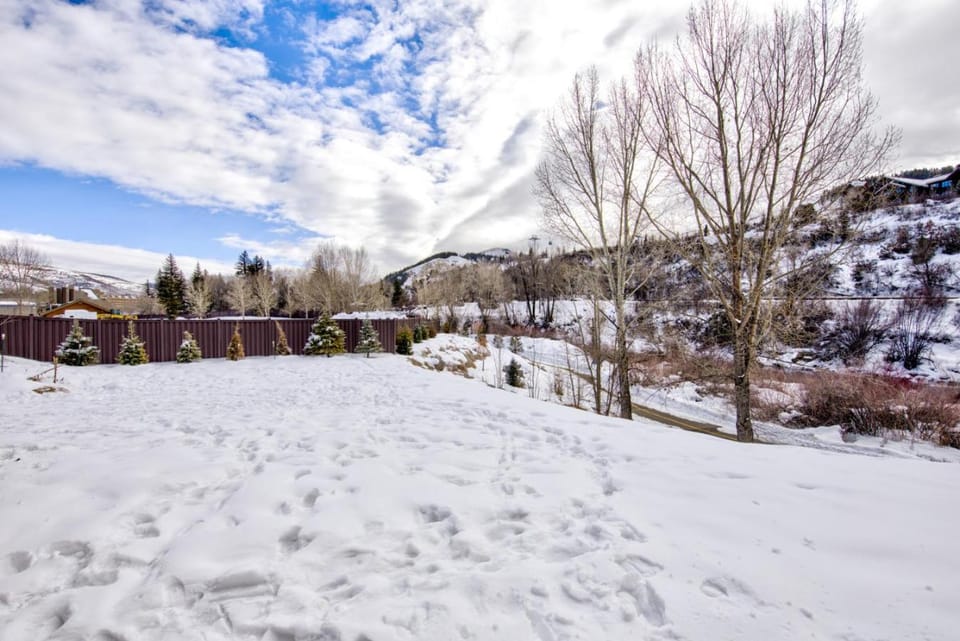 Fully Remodeled Condo Close to Lifts and Bus Stops House in Avon