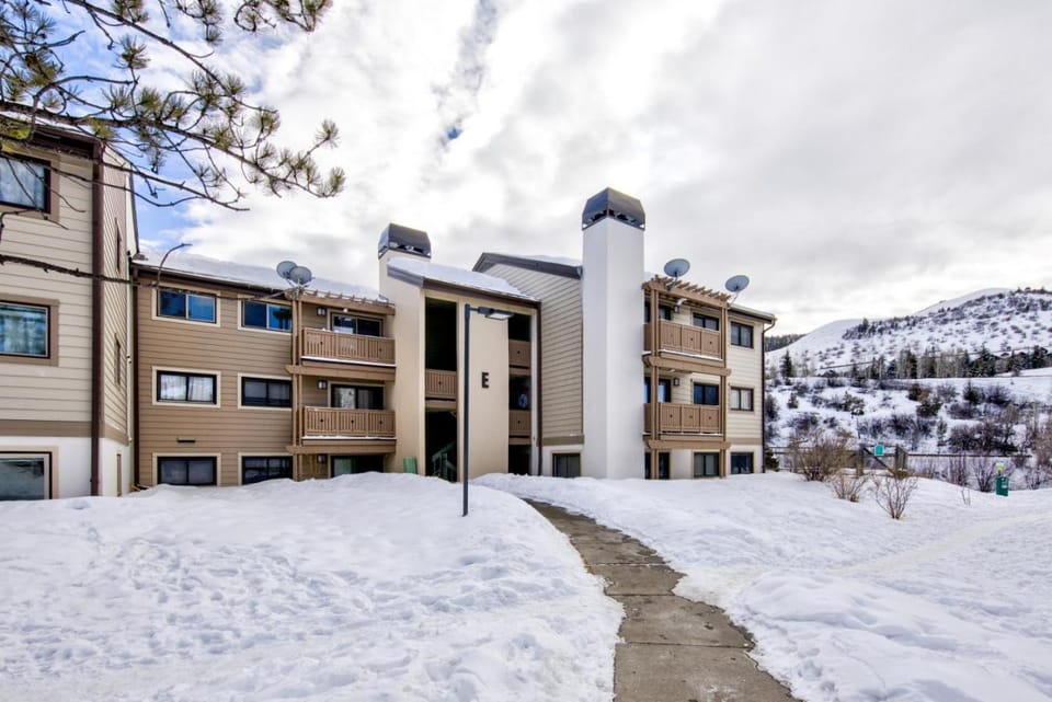 Fully Remodeled Condo Close to Lifts and Bus Stops House in Avon